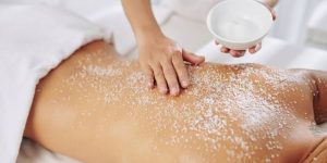 Một liệu trình tẩy da chết toàn thân chuẩn khoa học thông thường sẽ bắt đầu bằng việc làm sạch da sâu nhằm loại bỏ hết bụi bẩn và dầu thừa trên bề mặt.