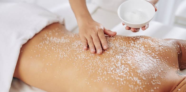 Một liệu trình tẩy da chết toàn thân chuẩn khoa học thông thường sẽ bắt đầu bằng việc làm sạch da sâu nhằm loại bỏ hết bụi bẩn và dầu thừa trên bề mặt.