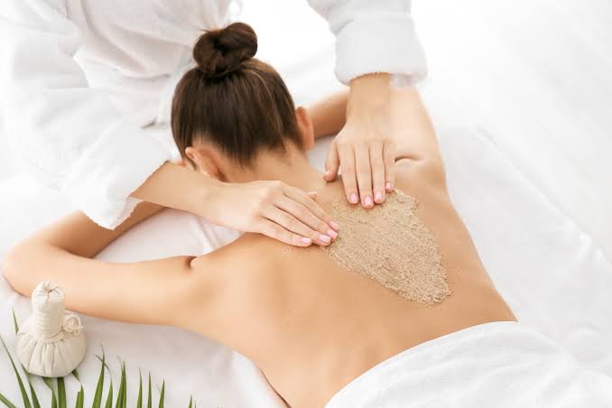 Tẩy tế bào chết body spa nên được thực hiện định kỳ, tuy nhiên không nên quá lạm dụng, thường là khoảng 1 đến 2 lần mỗi tuần
