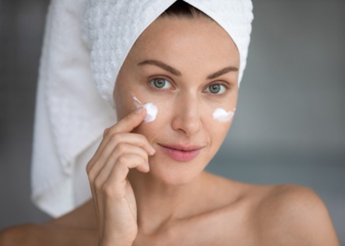 biết cách chăm sóc da bị nám đúng cách là rất quan trọng để ngăn ngừa sự xuất hiện và phát triển của các vết nám cũng như cải thiện sắc tố da