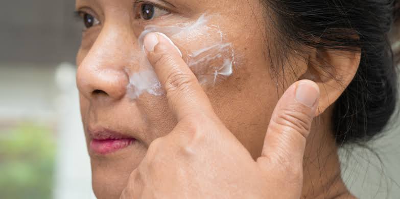 Chăm sóc da để cải thiện tình trạng nám đòi hỏi sự nhất quán, kiên trì và am hiểu về cách dùng các sản phẩm phù hợp để tránh gây phản tác dụng