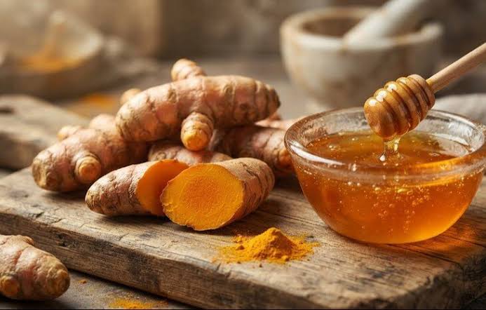 Một số liệu trình còn sử dụng mặt nạ chuyên sâu và tinh chất có tác dụng làm sáng và cải thiện vùng sắc tố da.