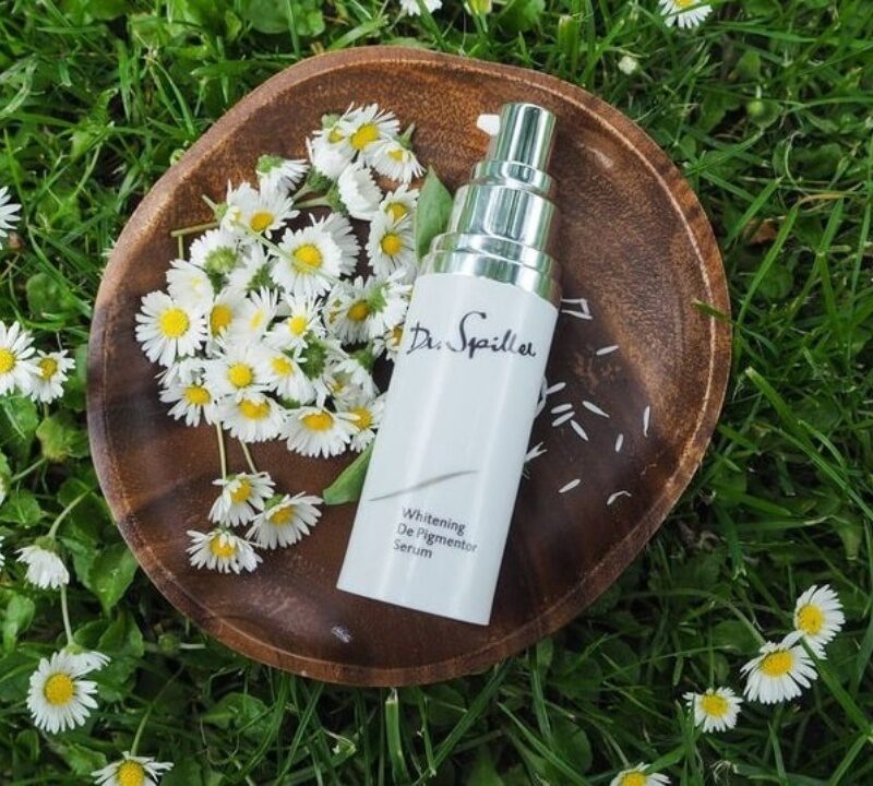 Bên cạnh serum trị nám, việc makeup nhẹ, tẩy tế bào chết định kỳ và sử dụng các loại kem dưỡng cân bằng ẩm sẽ góp phần nâng cao hiệu quả