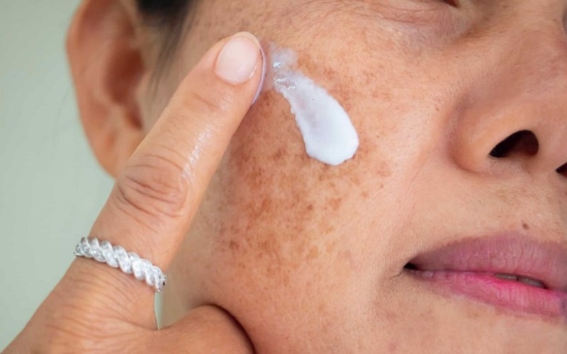 duy trì một làn da có sắc tố cân bằng đòi hỏi phải tuân thủ các bước chăm sóc hợp lý và lựa chọn phù hợp dựa trên đặc điểm từng loại da.